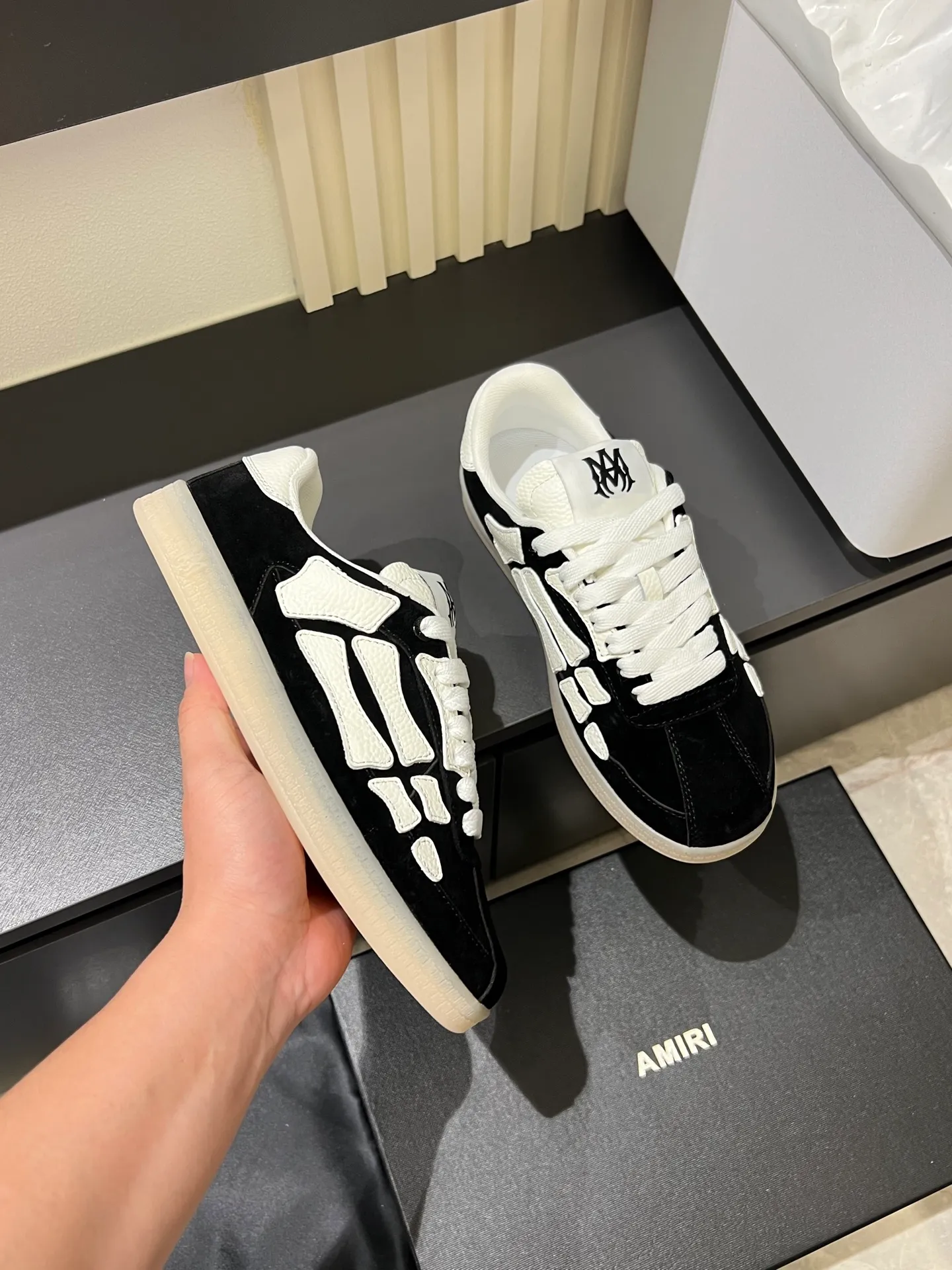 Men's shoes 💰p560 "AMIR*" new men's low-top casual sports sneakers bone shoes, another pair of irresistible bone shoes. Bone shoes are one of AMIRI's most popular items. Made of first-layer cowhide upper. The side bones are made of two cowhide laminations. It has a three-dimensional effect. The leather incisions are all oil-edged. Contrast color design. Simple style. Fashionable sports. Customized metal LOGO nameplate embellished with laces. Exclusive top-quality version. Supports contrast. Breathable mesh lining. The original rubber outsole is a must-have item for daily leisure. It is suitable for various occasions. If you pursue high quality, check it out. It is super cool on the feet and comes with a full set of original packaging! Size: 39-45!